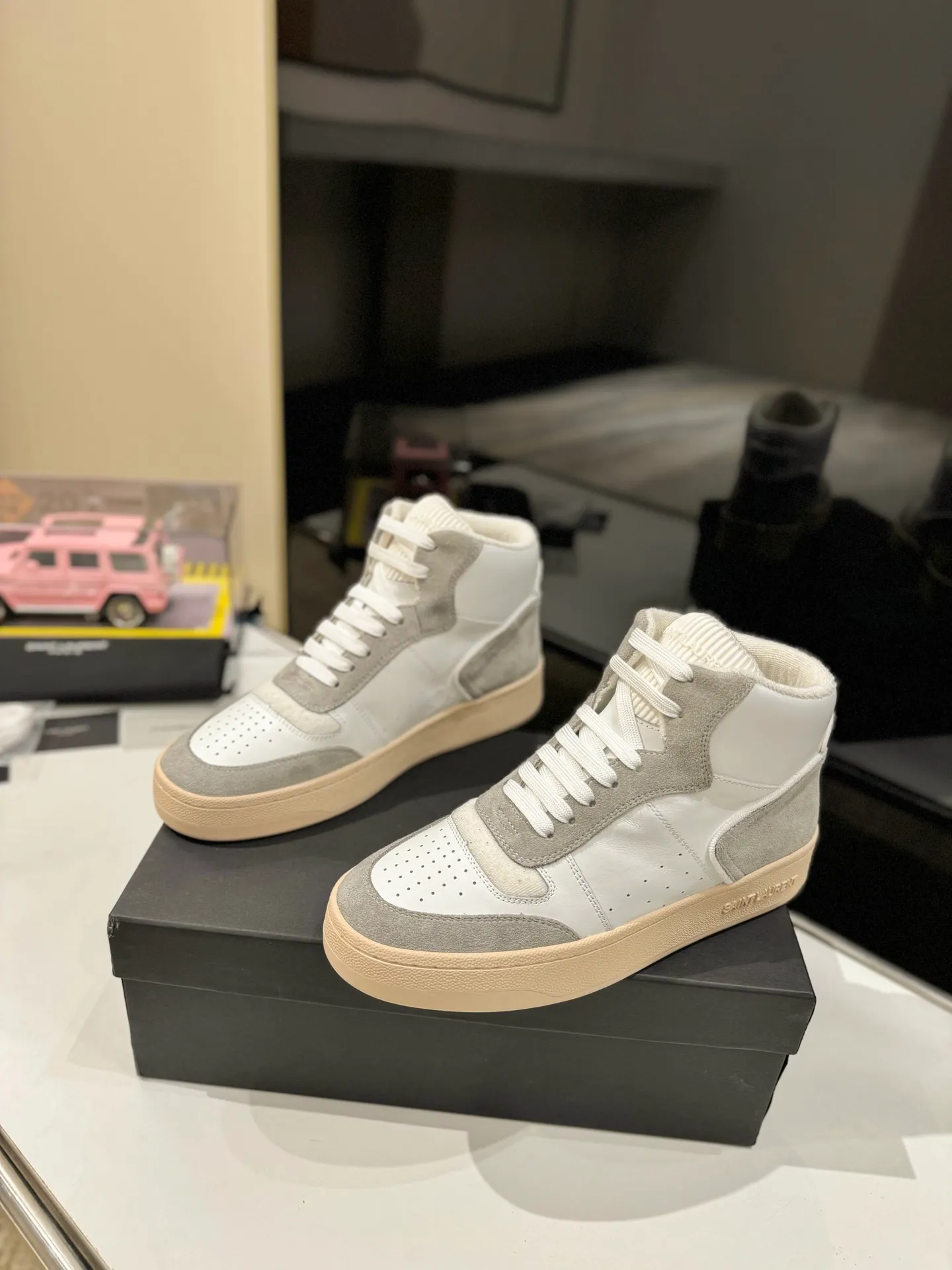 👟👟Ex-factory price 680👟👟 [High version for couples] YSL SAINT LAURENT Yves Saint Laurent SL61, the latest popular casual series in spring and summer...👍👍 Yves Saint Laurent SL61, original purchase, 1:1 replica, fresh blood injection and casual retro design, super good-looking and versatile, the upper is made of cowhide punching and splicing, the upper is super soft , lightweight and comfortable to match with sweatshirts, it is recommended to have one pair in each hand😁 ✅Fabric: Original customized cowhide ➕Punching process ➕Last process ✅Inner lining: Original towel lining ✅Feet: Original customized cowhide ✅Outsole: Original molded two-color bottom ✅Packaging: Original full set of packaging ✅Code number: 35-46 (Female 41.42. Male 38.45.46 Customized, non-returnable)